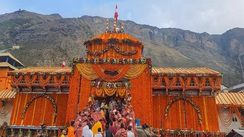 Badrinath: आज शीतकाल के लिए बंद होंगे धाम के कपाट, दस क्विंटल फूलों से सजा मंदिर