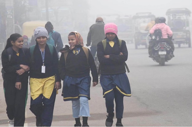 कड़ाके की ठंड में स्कूल संचालन पर संकट, अवकाश की उठी मांग