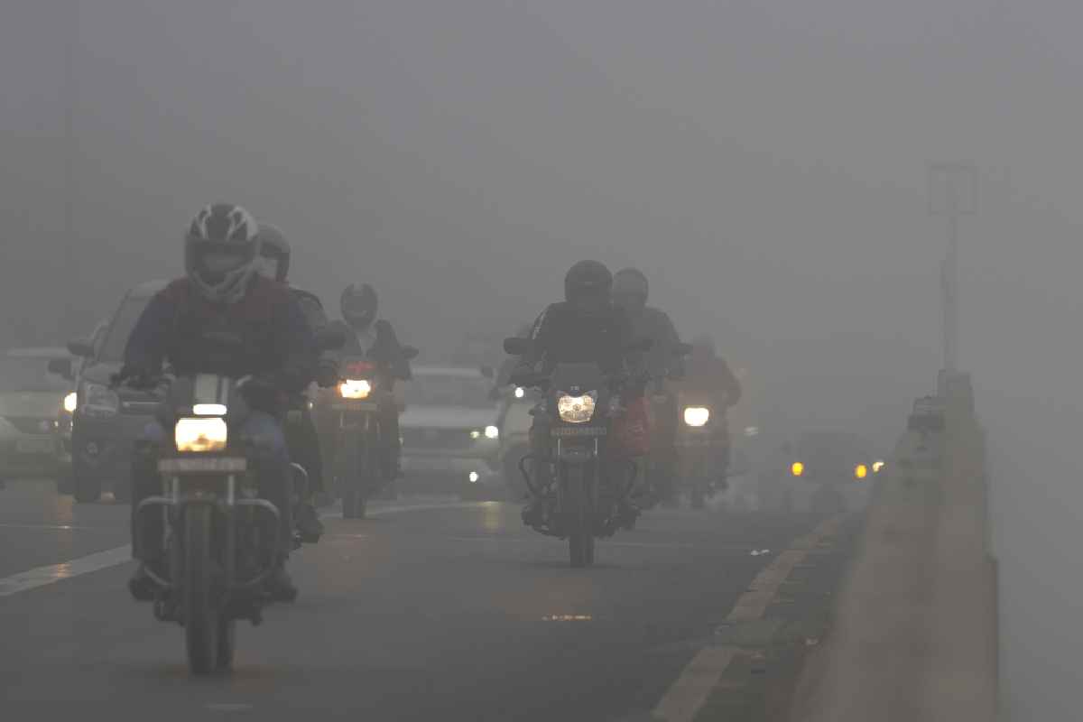 उत्तर भारत में घने कोहरे का कहर: दिल्ली में रेड अलर्ट, यातायात प्रभावित