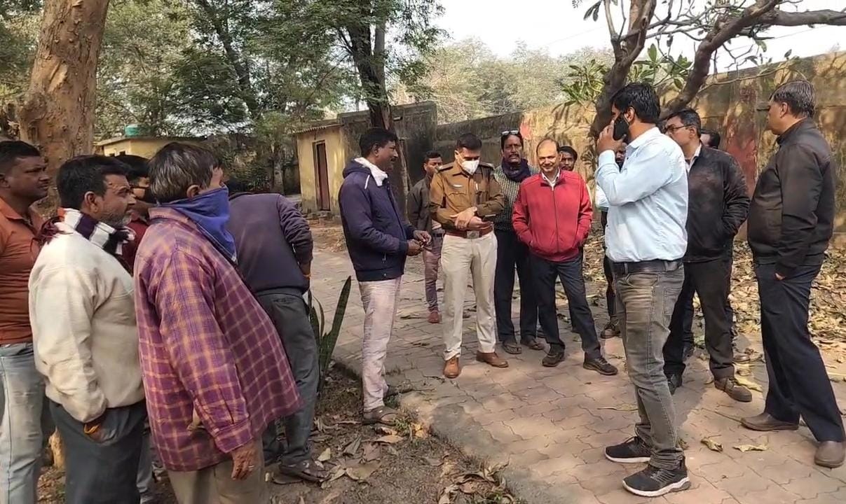 जहरीली गैस से हड़कंप: दो दर्जन लोग बीमार, बीसीसीएल टीम कर रही जांच