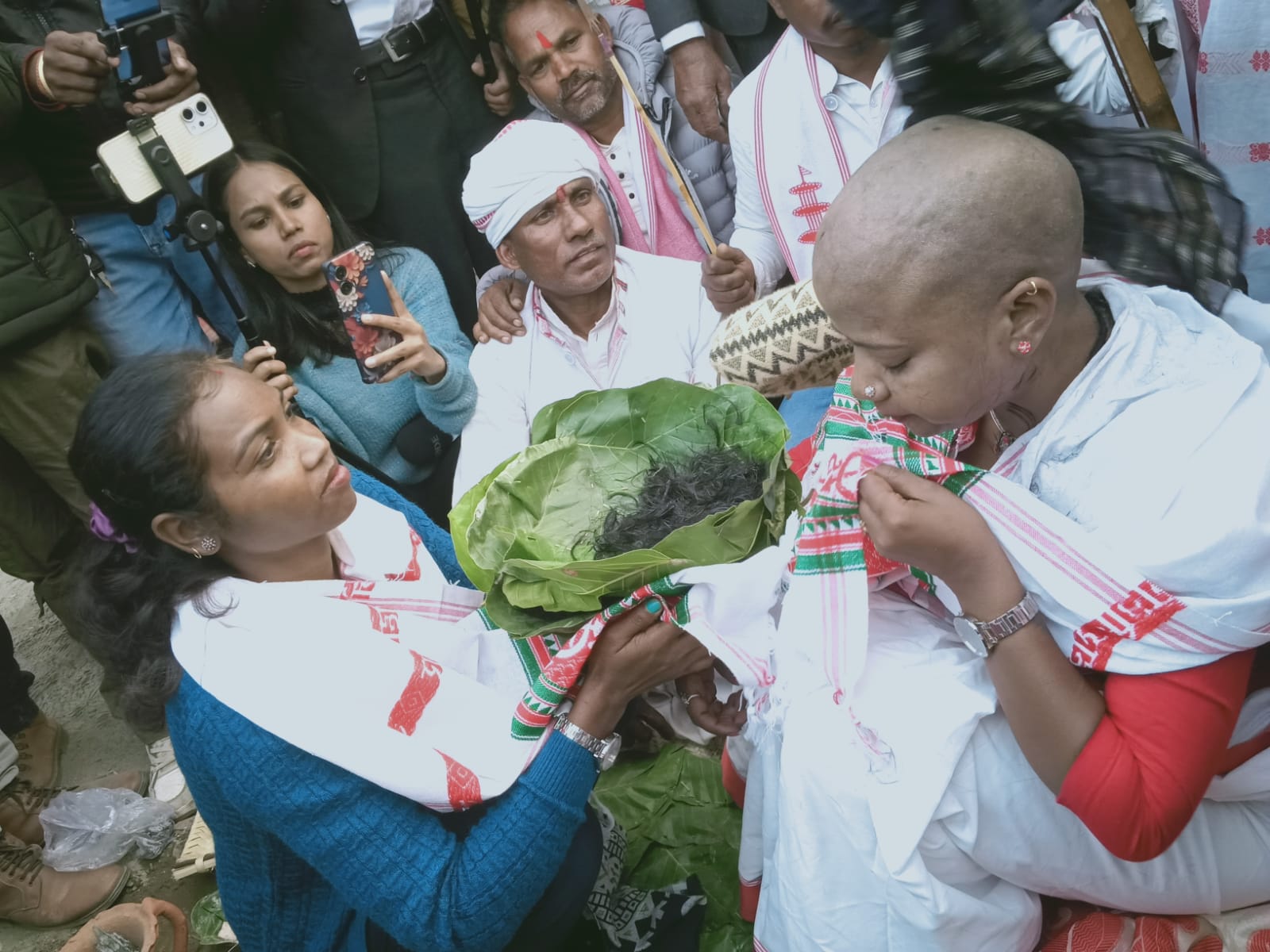 धर्मांतरण और आरक्षण विवाद पर उबाल, महिला अध्यक्ष ने किया मुंडन