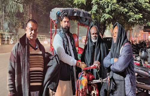 धनबाद में युवा संघर्ष मोर्चा ने रिक्शा चालकों के बीच बांटे कंबल, ठंड में जरूरतमंदों को मिली राहत