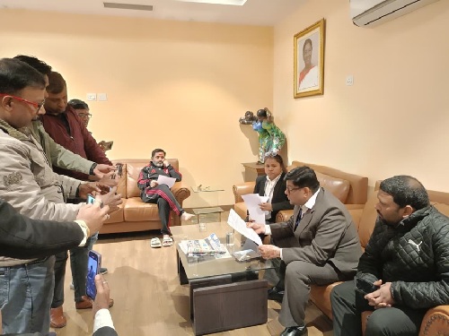 देवघर एयरपोर्ट को आधुनिक और विकसित बनाने की तैयारी तेज, उपायुक्त ने अधिकारियों संग की अहम बैठक