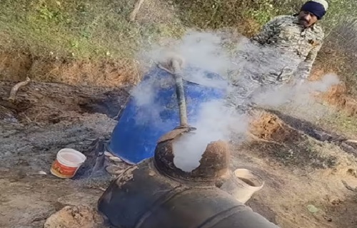 गढ़वा में उत्पाद विभाग की बड़ी कार्रवाई, 2500 किलोग्राम जावा महुआ और 200 लीटर अवैध महुआ शराब नष्ट