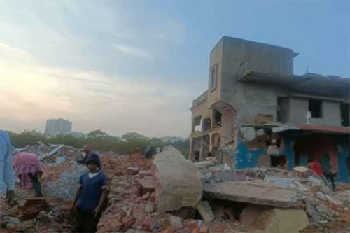 आशियाना उजड़ा, खुशियां आंसू बनकर बह रही हैं: बेघर हुए परिवारों के लिए फीका पड़ा क्रिसमस