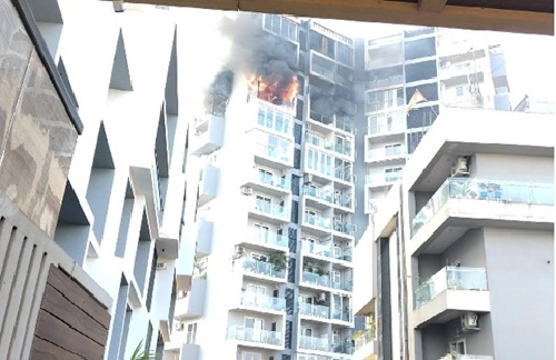 अरगोड़ा स्थित पर्ल आर्किड अपार्टमेंट के टॉप फ्लोर में लगी भीषण आग, मची अफरा-तफरी