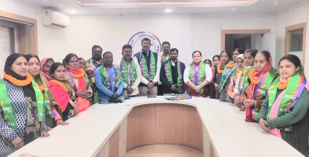 आजसू पार्टी कार्यालय में मिलन समारोह, कई महिलाओं ने ली पार्टी की सदस्यता