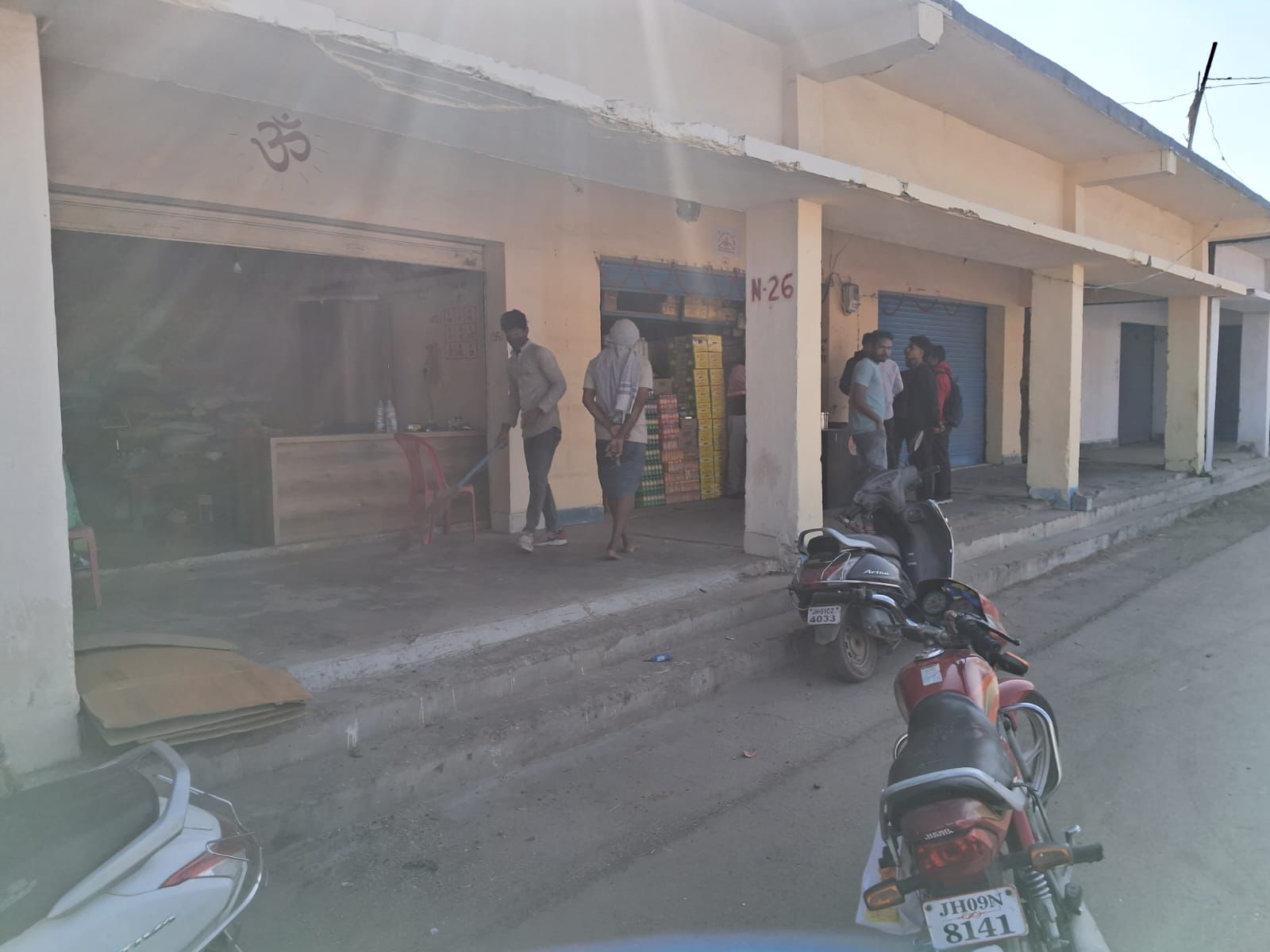 पंडरा बाजार में लाखों की चोरी, तीन दुकानों को बनाया निशाना